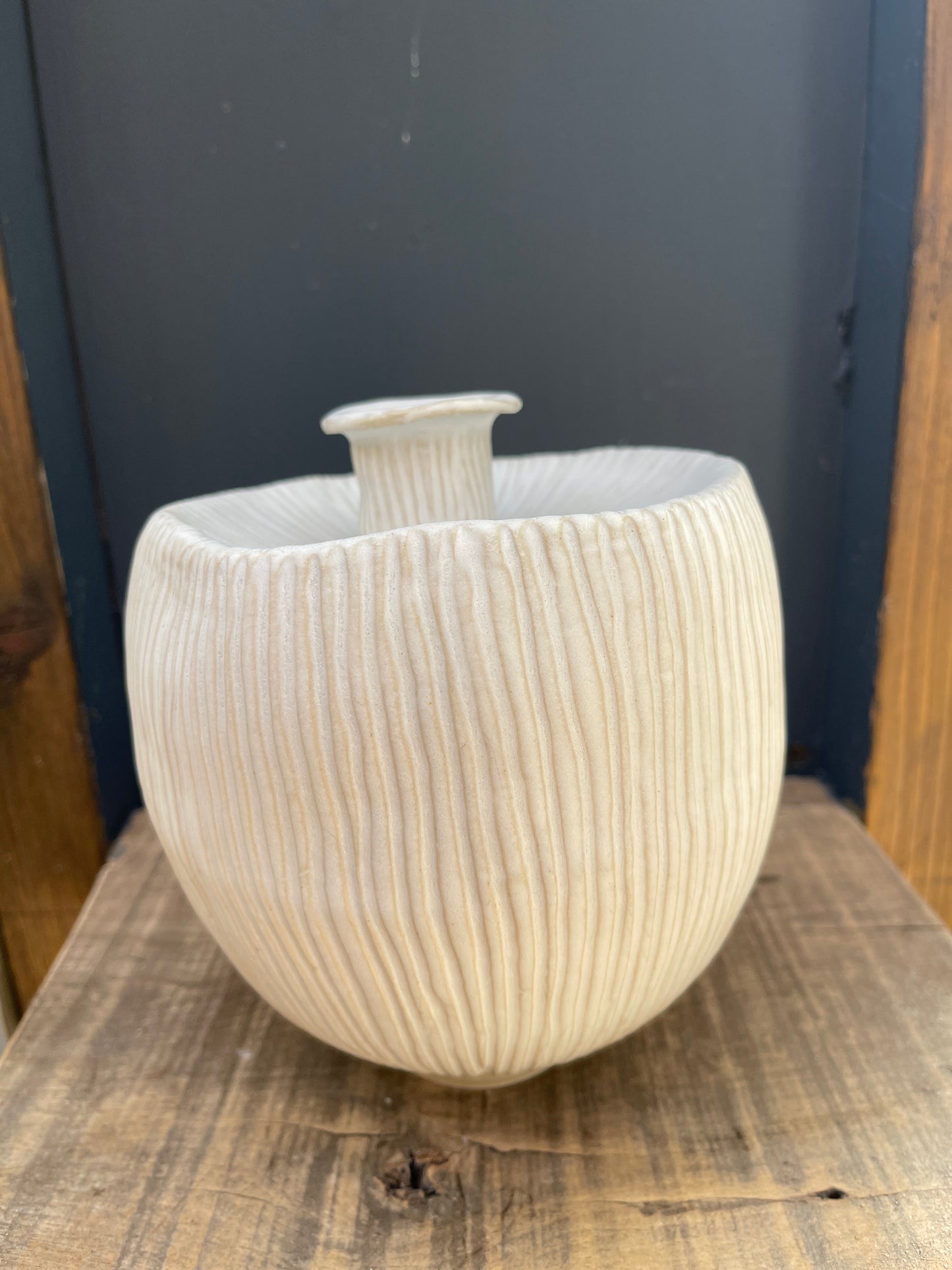 Stoneware Vase in matt white